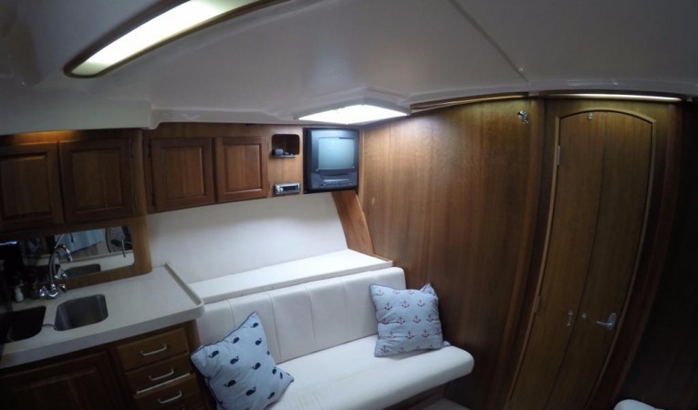 40 Luhrs Port Seating & TV