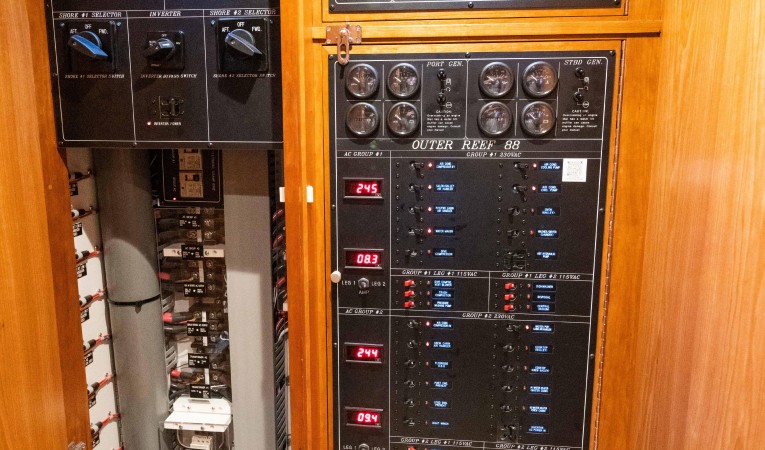 88 Outer Reef Yachts 