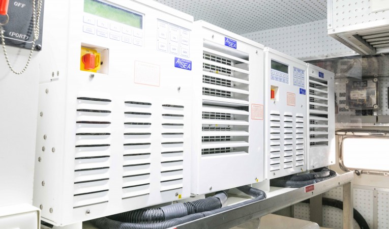 88 Outer Reef Yachts 