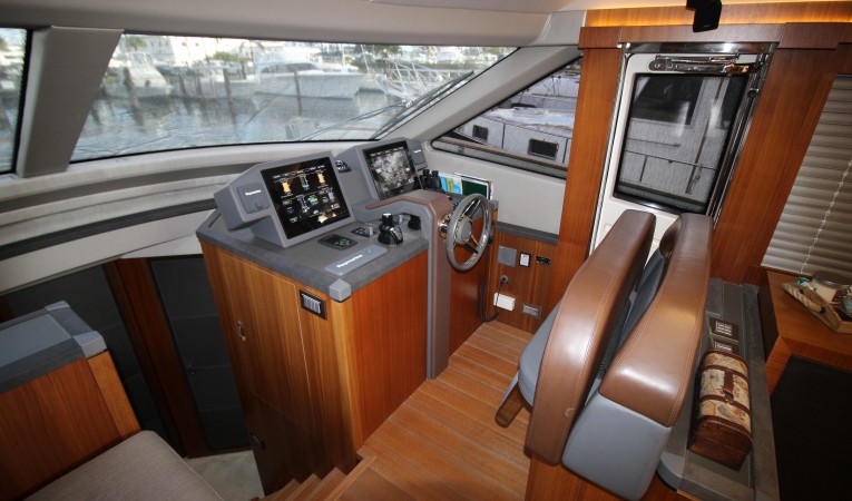 65 Monte Carlo Yachts Lower helm