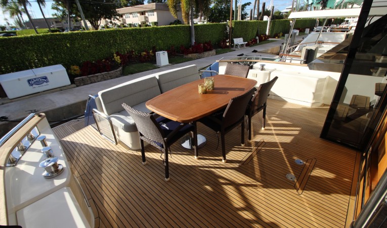 65 Monte Carlo Yachts Cockpit