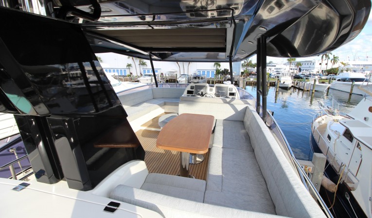 65 Monte Carlo Yachts Flybridge