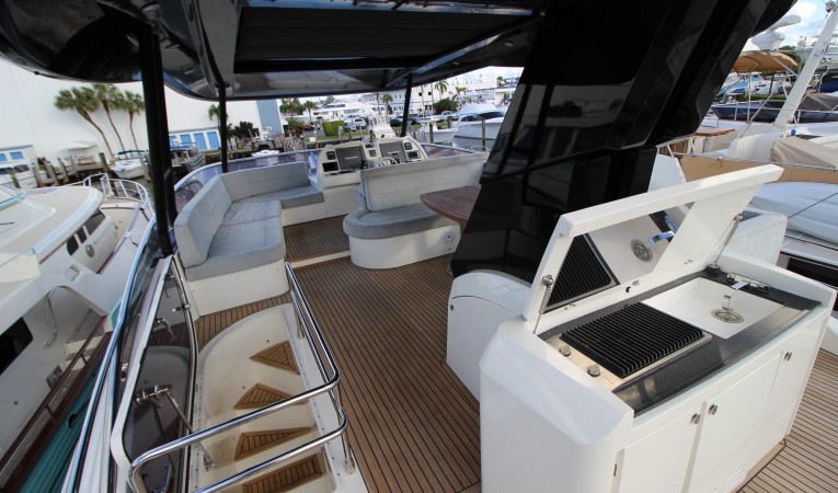 65 Monte Carlo Yachts Flybridge