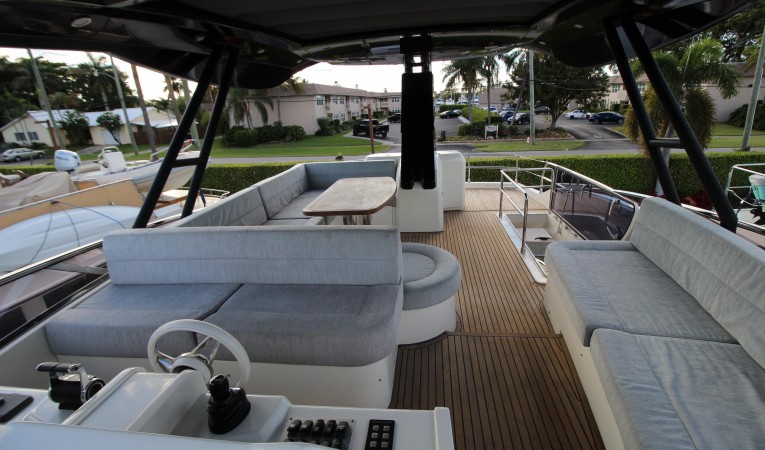 65 Monte Carlo Yachts Flybridge