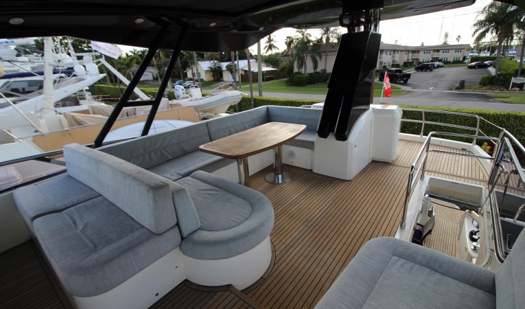 65 Monte Carlo Yachts Flybridge