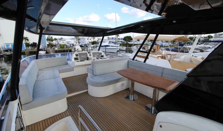 65 Monte Carlo Yachts Flybridge