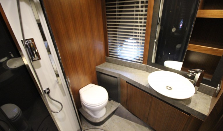 65 Monte Carlo Yachts Guest head