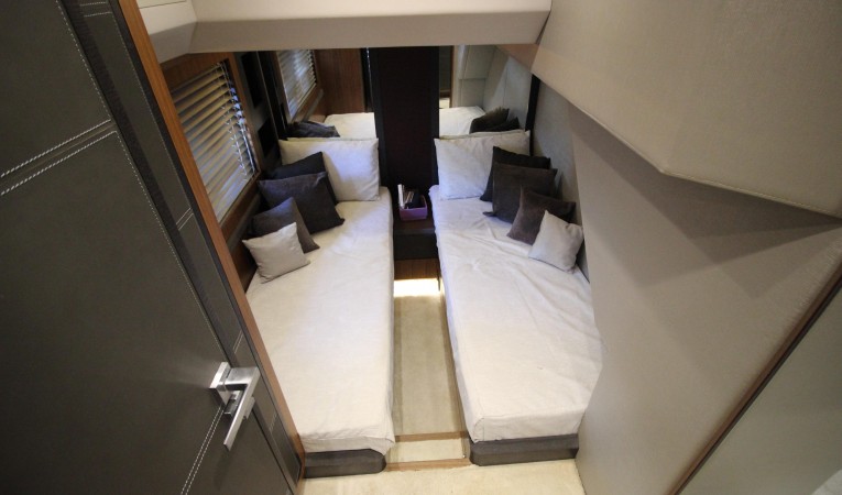 65 Monte Carlo Yachts Guest stateroom