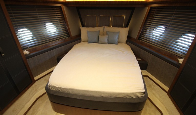 65 Monte Carlo Yachts VIP stateroom