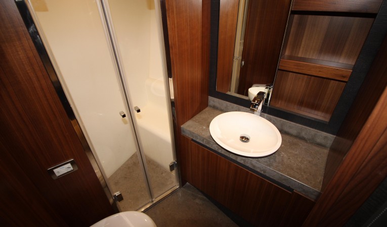 65 Monte Carlo Yachts VIP head