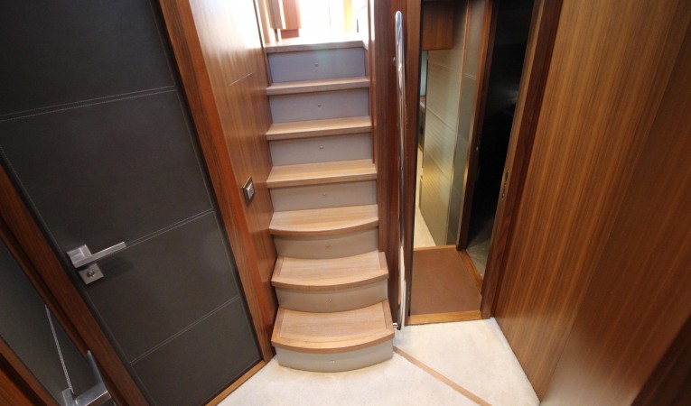 65 Monte Carlo Yachts Passageway