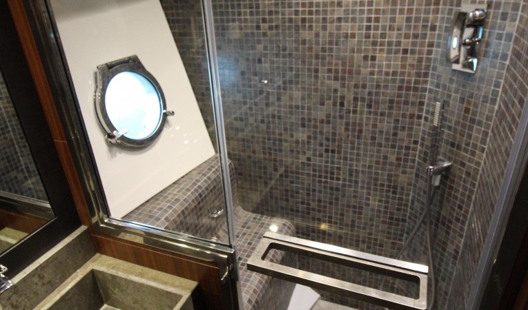 65 Monte Carlo Yachts Master shower