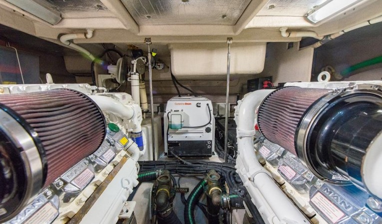 58 Sea Ray Engine Room