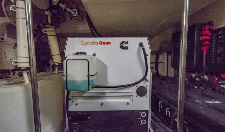 58 Sea Ray Engine Room