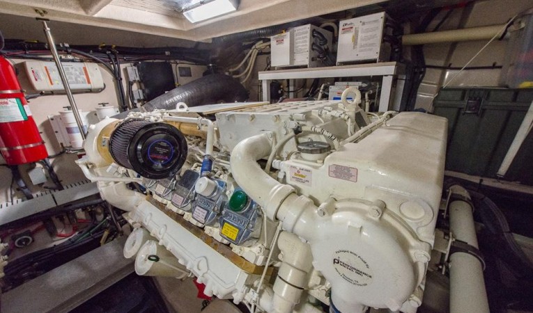 58 Sea Ray Engine Room