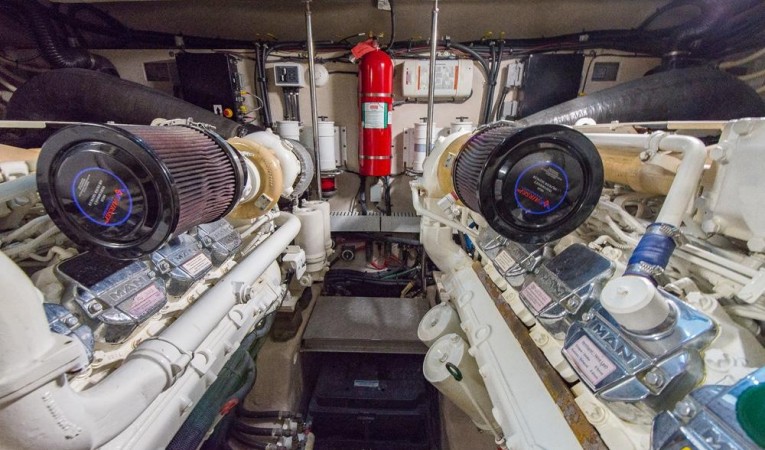 58 Sea Ray Engine Room