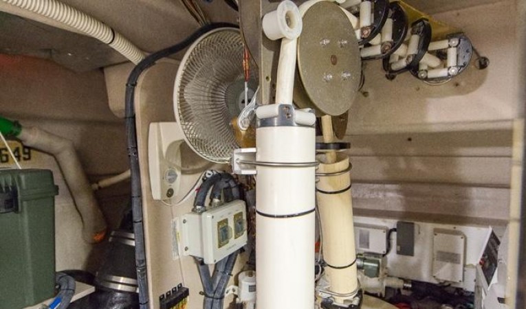 58 Sea Ray Engine Room