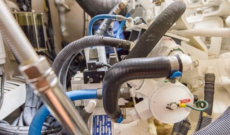 58 Sea Ray Engine Room