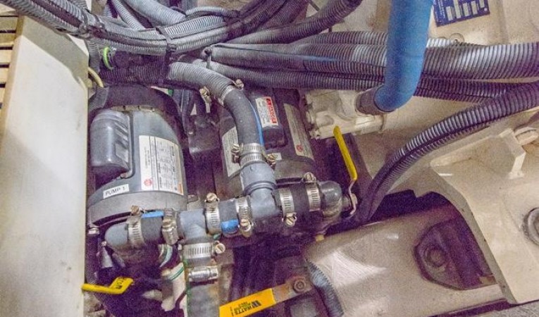 58 Sea Ray Engine Room