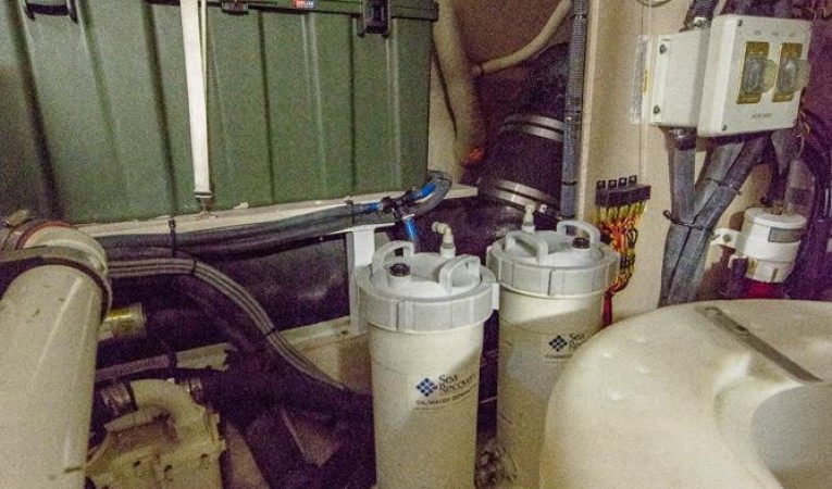 58 Sea Ray Engine Room