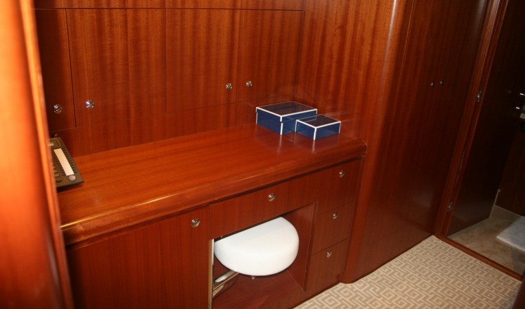 82 Horizon Master Stateroom Vanity