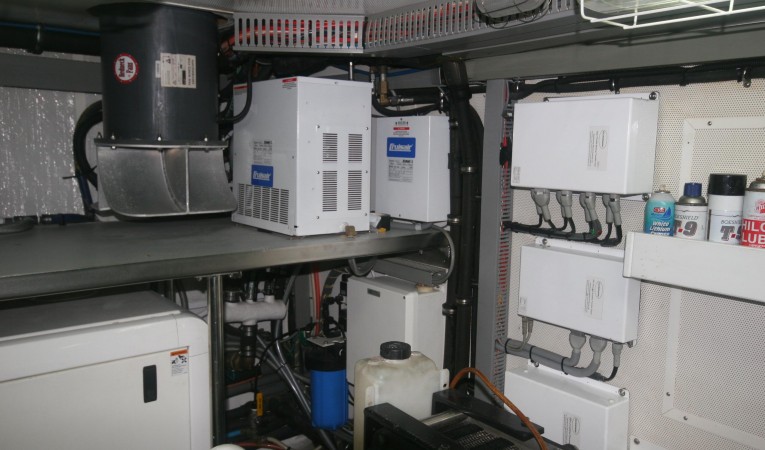 82 Horizon Engine Room Port Forward