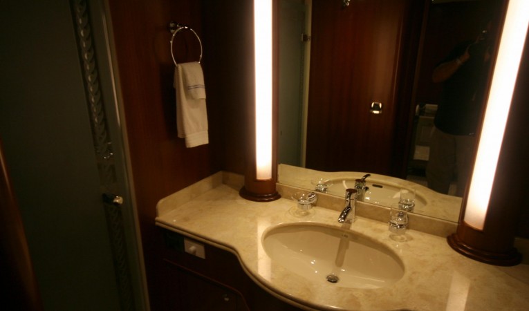 82 Horizon Master Bath Port