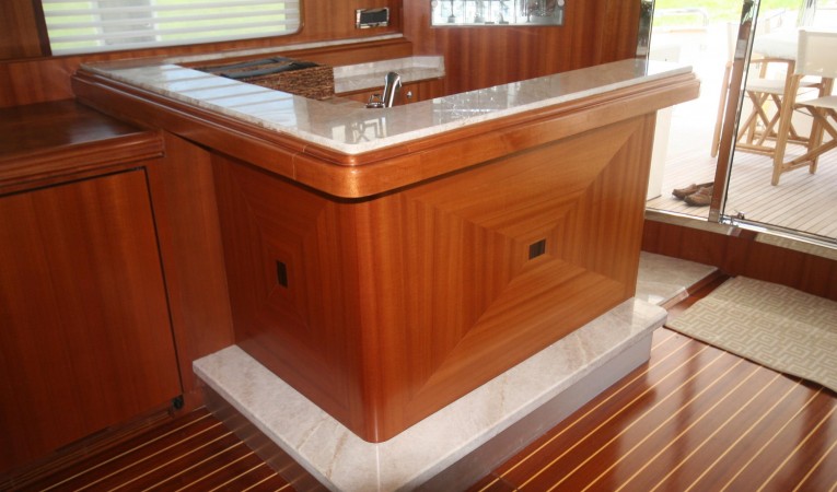 82 Horizon Salon Bar