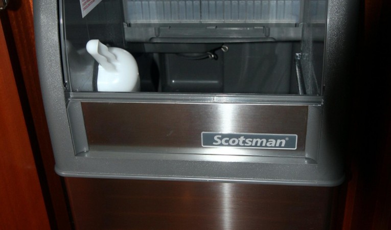 82 Horizon Salon Ice Maker