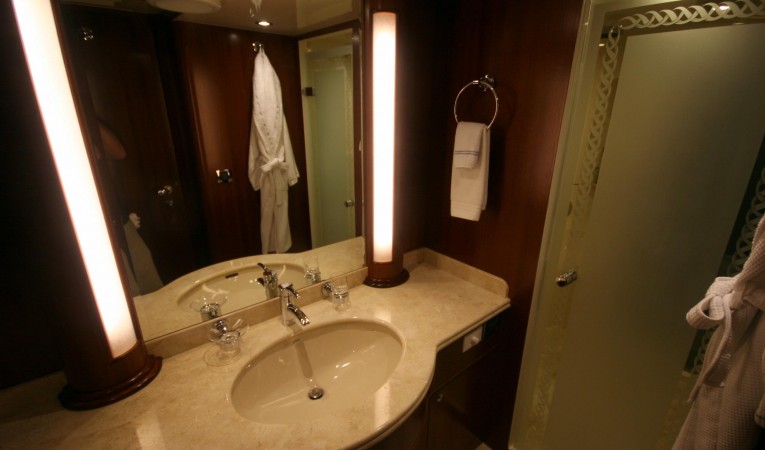 82 Horizon Master Bath Starboard
