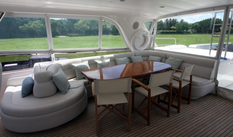 82 Horizon Flybridge Dining