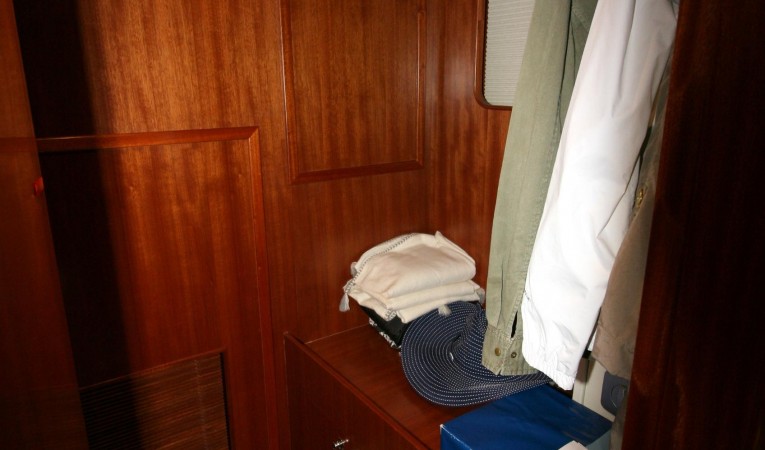 82 Horizon Master Closet