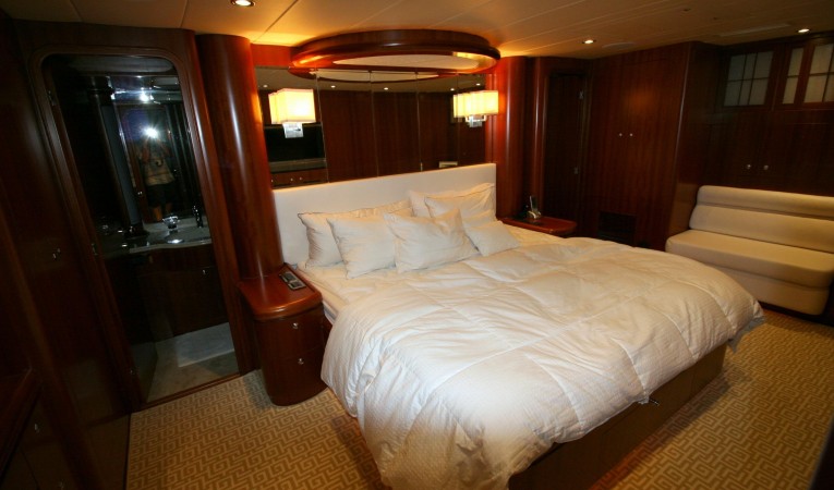 82 Horizon Master Stateroom
