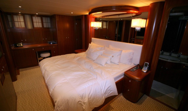 82 Horizon Master Stateroom Starboard