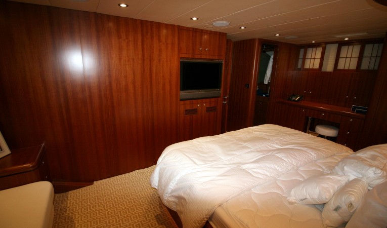 82 Horizon Master Stateroom Forward