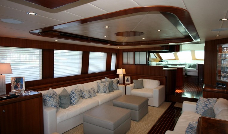 82 Horizon Salon Forward Port