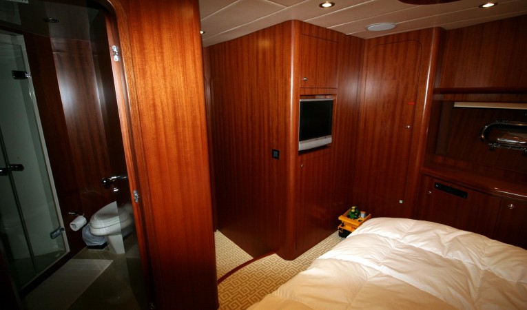 82 Horizon VIP Guest Stateroom Aft