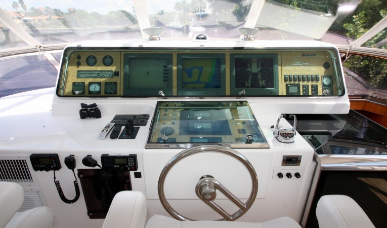 82 Horizon Flybridge Helm