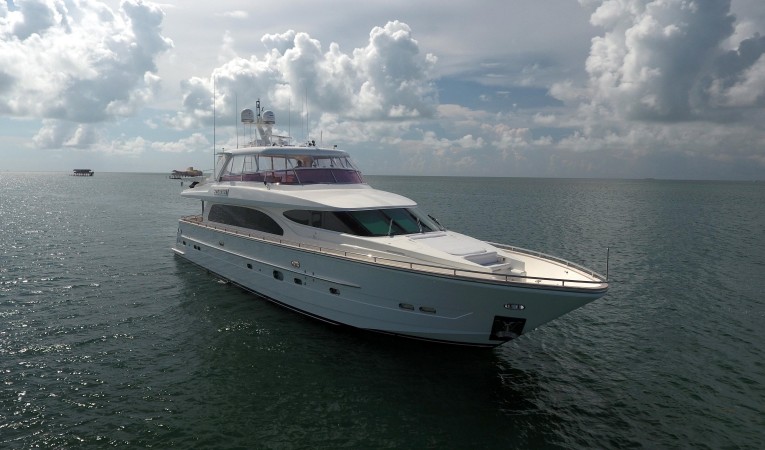 82 Horizon Starboard Bow Profile