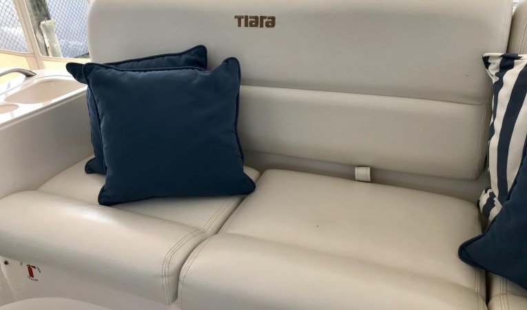 52 Tiara Helm Area Seating