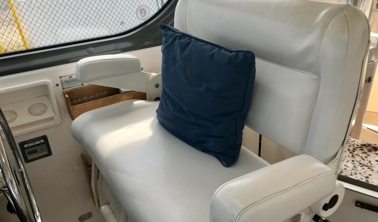 52 Tiara Helm Seat