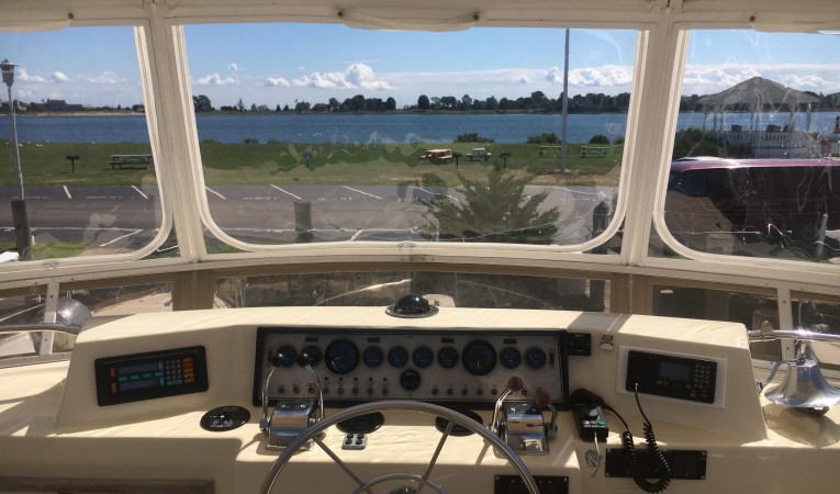 50 Chris Craft Flybridge Helm