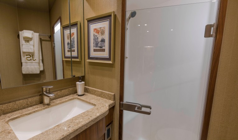 92 Viking Guest head & shower