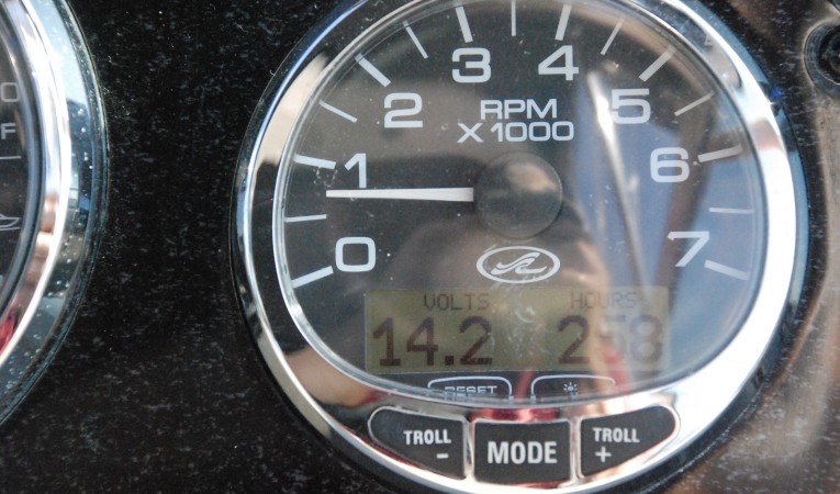 26 Sea Ray RPM Engine hours battery gauge etc