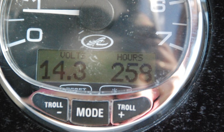 26 Sea Ray Engine Hours 258