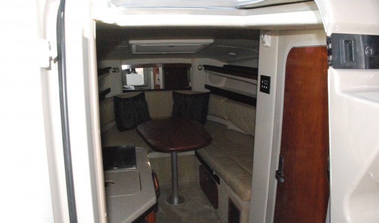 26 Sea Ray Main Cabin