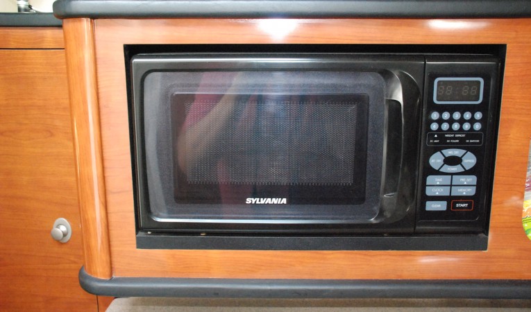 26 Sea Ray Sylvania Microwave