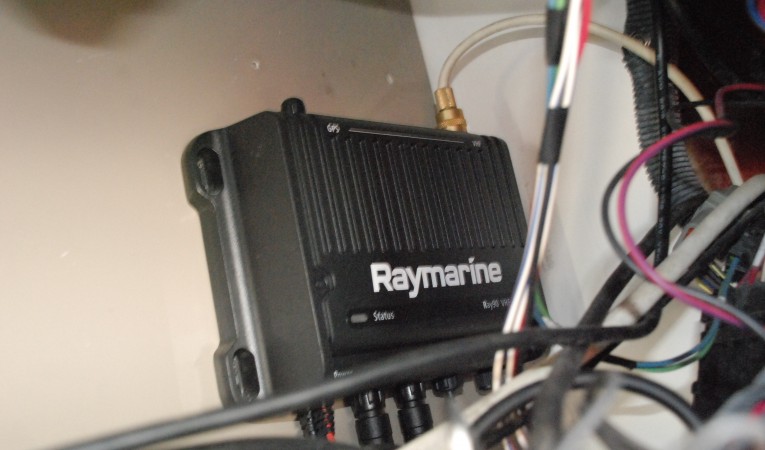 26 Sea Ray Raymarine VHF Transceiver