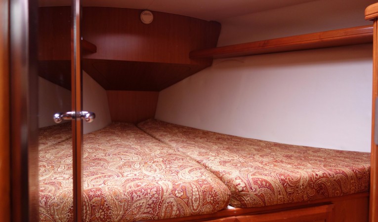 38 Hunter Forward Guests V Berth