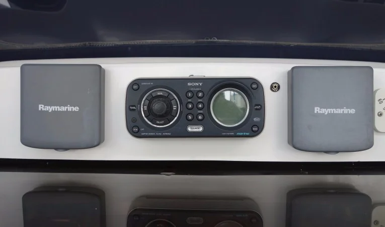 38 Hunter Companion Way Electronic and Stereo